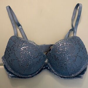 Very sexy bombshell Victoria’s Secret bra size 32B push up
